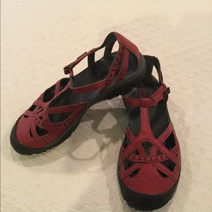 Red Jambi fisherman sandals